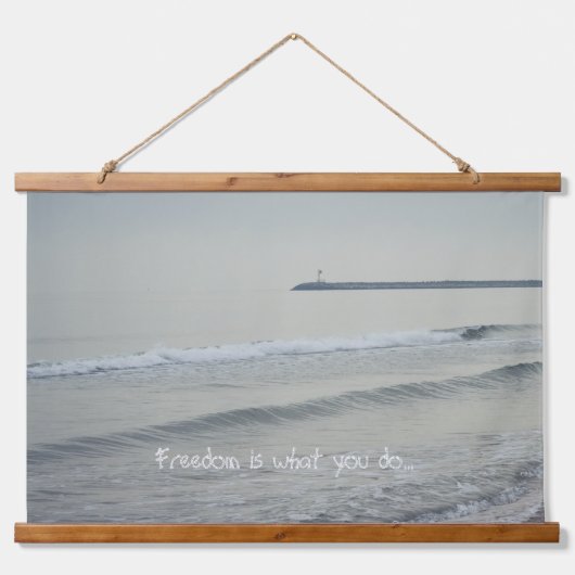 冬の日の冷たい穏やかな海 吊り下げ型タペストリー (正面)