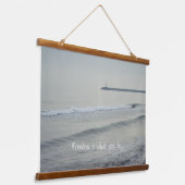 冬の日の冷たい穏やかな海 吊り下げ型タペストリー (傾斜あり)