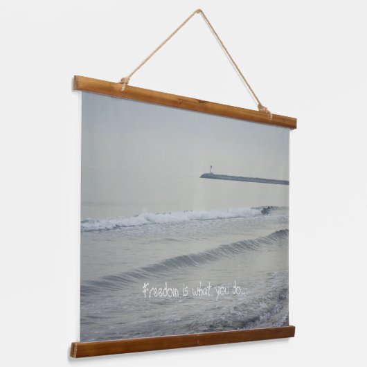 冬の日の冷たい穏やかな海 吊り下げ型タペストリー (傾斜あり)