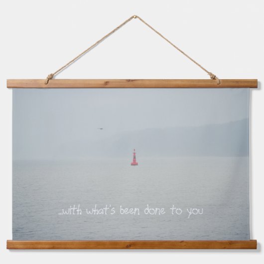 冬の日の冷たい穏やかな海 吊り下げ型タペストリー (正面2)