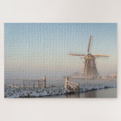 冬の日の出の間の風車そして塀 ジグソーパズル (横)