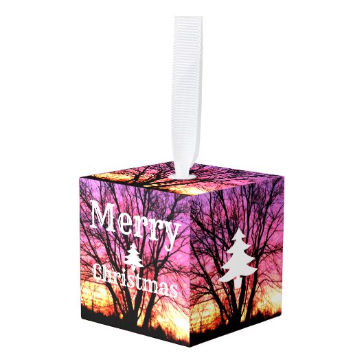 冬の日没の木メリークリスマス キューブオーナメント (正面アングル)
