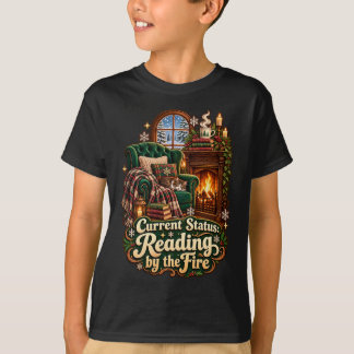 冬の暖炉での読書 Tシャツ