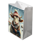 冬の服装と名門私立校風の帽子の冬の農場の牛 ミディアムペーパーバッグ (裏面アングル)