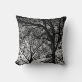冬の木々の白と黒のオーク装飾用クッション クッション (正面)