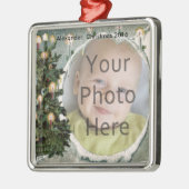 冬の木およびオーナメント蝋燭の写真のクリスマスの メタルオーナメント (左)