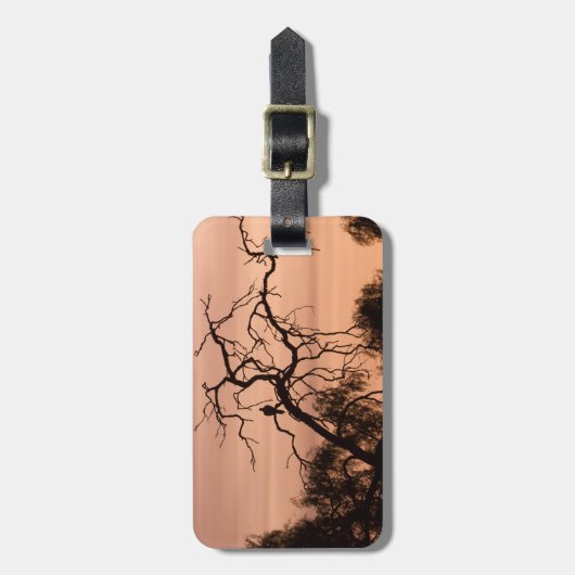 冬の木に浮かぶゴシック様式のロマンチシズムのテンプレート ラゲッジタグ (正面縦)