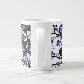 冬の木のコンセプトデジタルアートに青い花 ジャンボコーヒーマグカップ (裏面)