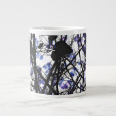 冬の木のコンセプトデジタルアートに青い花 ジャンボコーヒーマグカップ (正面)
