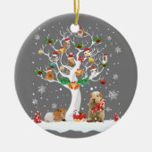 冬の木の上でギニピグクリスマス山羊の恋人パージ セラミックオーナメント (正面)