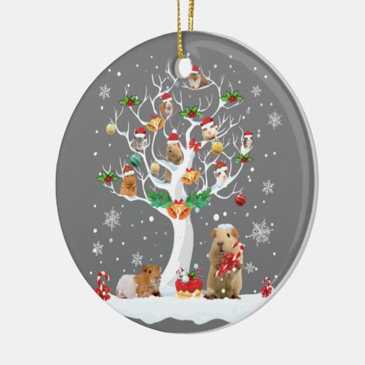 冬の木の上でギニピグクリスマス山羊の恋人パージ セラミックオーナメント (左)