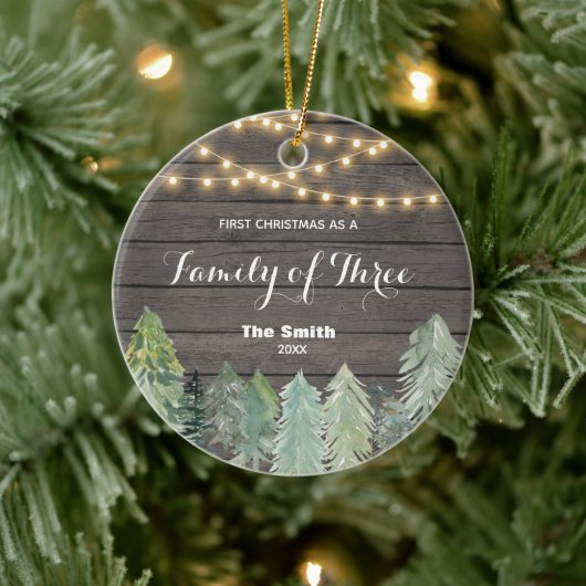 冬の木の初めてのクリスマスが3人の家族 セラミックオーナメント (ツリー)