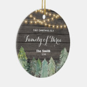 冬の木の初めてのクリスマスが3人の家族 セラミックオーナメント (右)