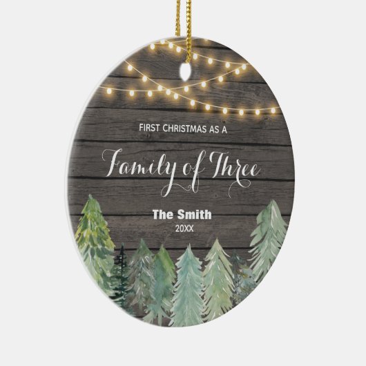 冬の木の初めてのクリスマスが3人の家族 セラミックオーナメント (右)