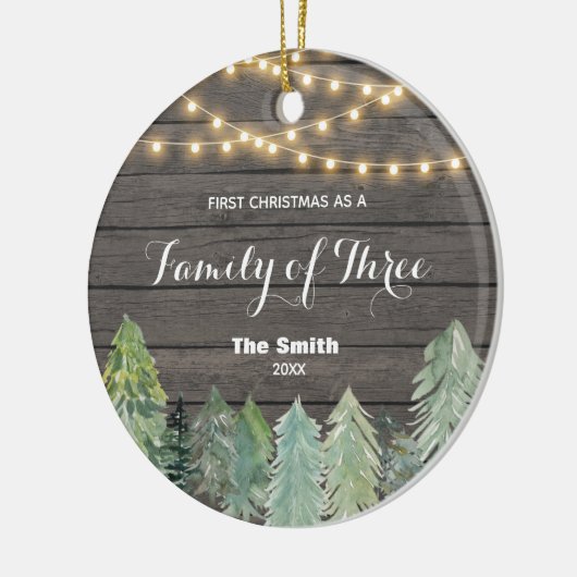 冬の木の初めてのクリスマスが3人の家族 セラミックオーナメント (左)