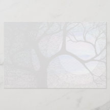 冬の木の青い黒地の十字架