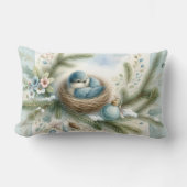 冬の松にオーナメントのあるブルーバードネスト ランバークッション (正面)