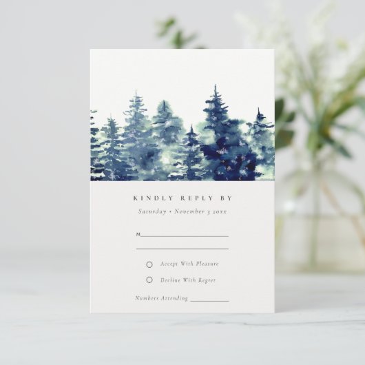 冬の松の森の雪の水の色の結婚式RSVP エンクロージャーカード (スタンド正面)