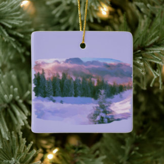 冬の森が雪に映る紫の光を初めて セラミックオーナメント