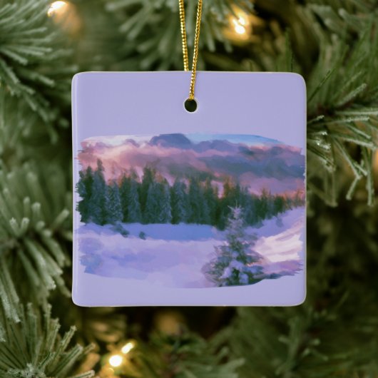 冬の森が雪に映る紫の光を初めて セラミックオーナメント (ツリー)