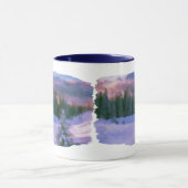 冬の森が雪に映る紫の光を初めて マグカップ (中央)