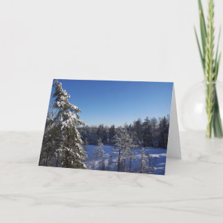 冬の森でクリスマスの雪が木々を覆う シーズンカード