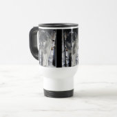 冬の森で野生動物サポーターのグレイ・ウルフ トラベルマグ (正面左)