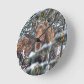 冬の森に野生のカナダムース ラウンド壁時計 (傾斜)