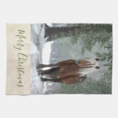 冬の森のクリスマスに風光明媚な茶色の馬 キッチンタオル (横)