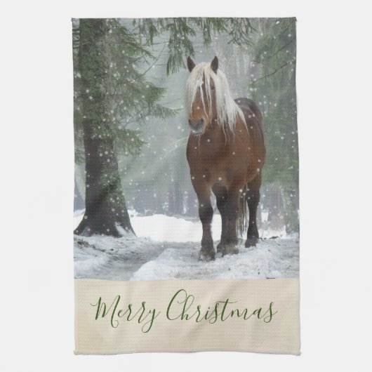 冬の森のクリスマスに風光明媚な茶色の馬 キッチンタオル (縦)