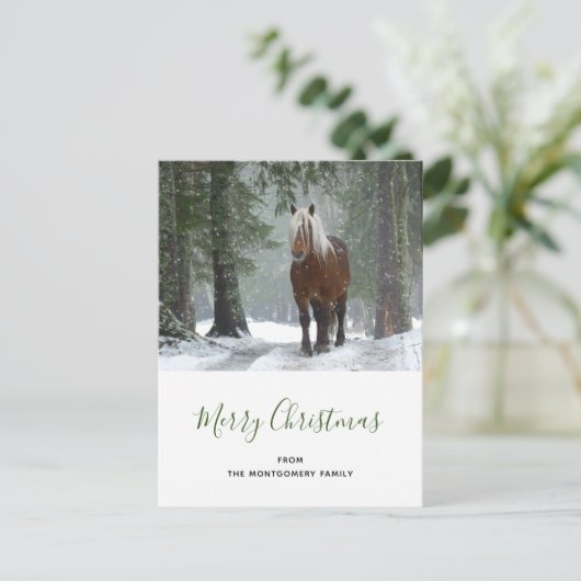 冬の森のクリスマスに風光明媚な茶色の馬 シーズンポストカード (スタンド正面)