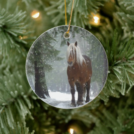 冬の森のクリスマスに風光明媚な茶色の馬 セラミックオーナメント