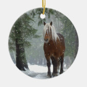 冬の森のクリスマスに風光明媚な茶色の馬 セラミックオーナメント (正面)