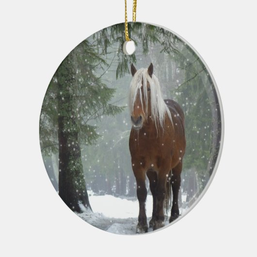 冬の森のクリスマスに風光明媚な茶色の馬 セラミックオーナメント (左)