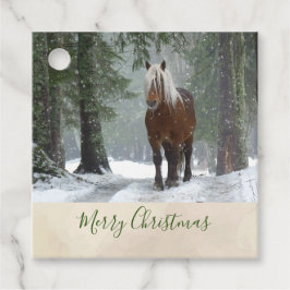 冬の森のクリスマスに風光明媚な茶色の馬 フェイバータグ