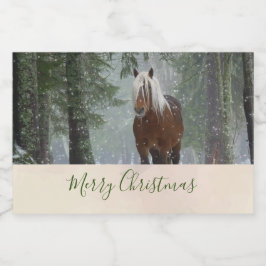冬の森のクリスマスに風光明媚な茶色の馬 フードラベル