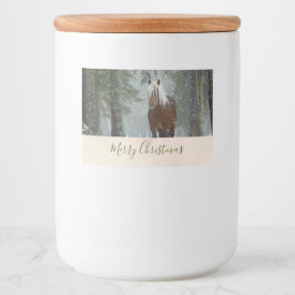 冬の森のクリスマスに風光明媚な茶色の馬 フードラベル