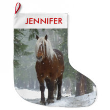 冬の森のクリスマスに風光明媚な茶色の馬