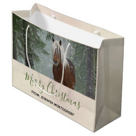 冬の森のクリスマスに風光明媚な茶色の馬 ラージペーパーバッグ