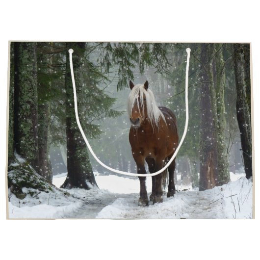 冬の森のクリスマスに風光明媚な茶色の馬 ラージペーパーバッグ (裏面)