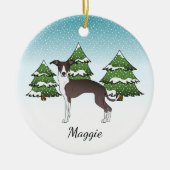 冬の森の中でイタリアンの白いグレイハウンド セラミックオーナメント (正面)