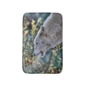 冬の森の中で白いオオカミが吠える バスマット (正面縦)