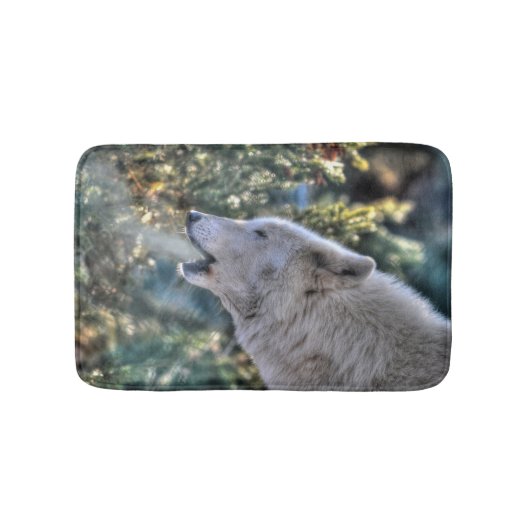 冬の森の中で白いオオカミが吠える バスマット (正面)