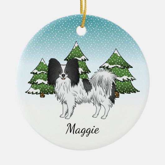 冬の森の中で白黒のパピヨンかわいい犬 セラミックオーナメント (正面)