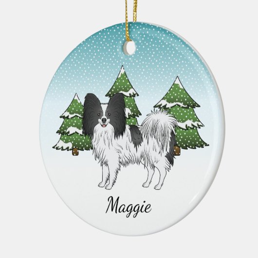 冬の森の中で白黒のパピヨンかわいい犬 セラミックオーナメント (左)