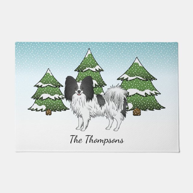 冬の森の中で白黒のパピヨンかわいい犬 ドアマット (正面)