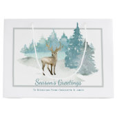 冬の森の中に立つパーソナライズされた ラージペーパーバッグ (正面)