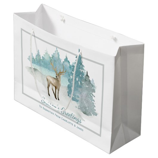 冬の森の中に立つパーソナライズされた ラージペーパーバッグ (正面アングル)