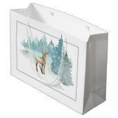 冬の森の中に立つパーソナライズされた ラージペーパーバッグ (裏面アングル)