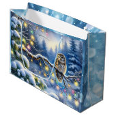 冬の森の中のクリスマスフクロウ ラージペーパーバッグ (正面アングル)